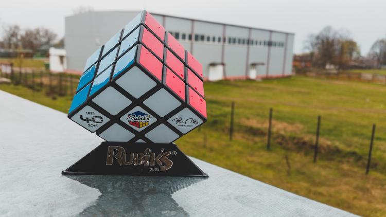 /images/24-screen-rubiks-cube.jpg