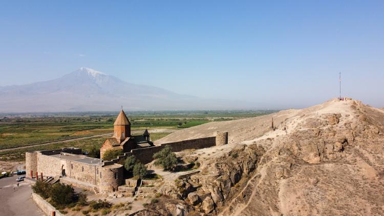 /images/armenian-pm-pashinyan-listens-to-zemfira.jpg