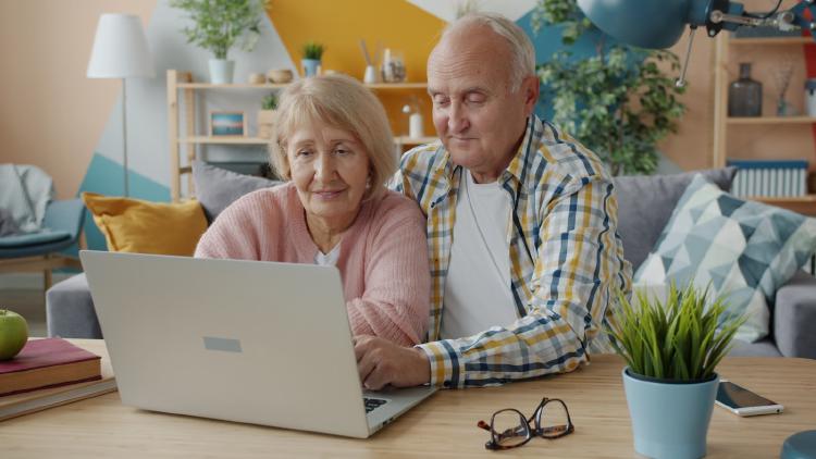 /images/internet-use-seniors-depression.jpg