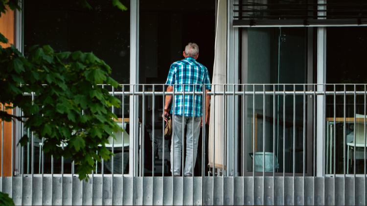 /images/man-rents-apartment-near-hospital.jpg