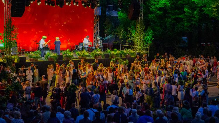/images/mc-senechka-live-concerts-end.jpg