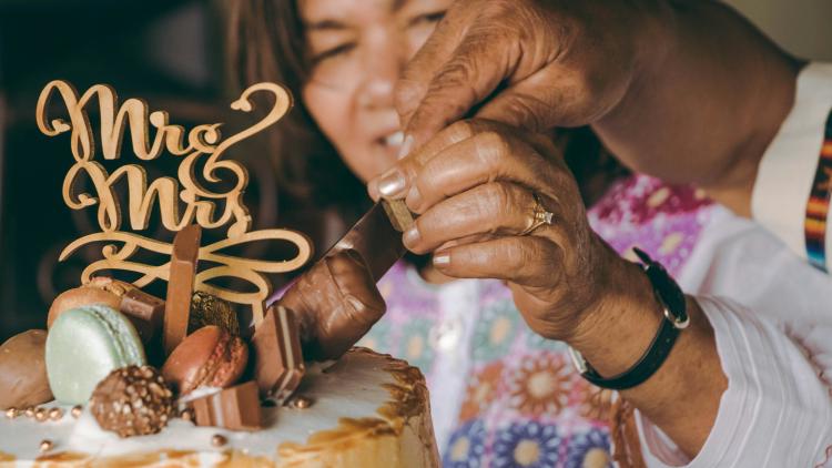 /images/strong-social-connections-slow-aging.jpg