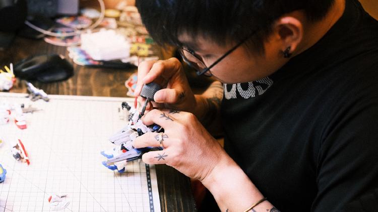 /images/vietnamese-artist-nails-record.jpg